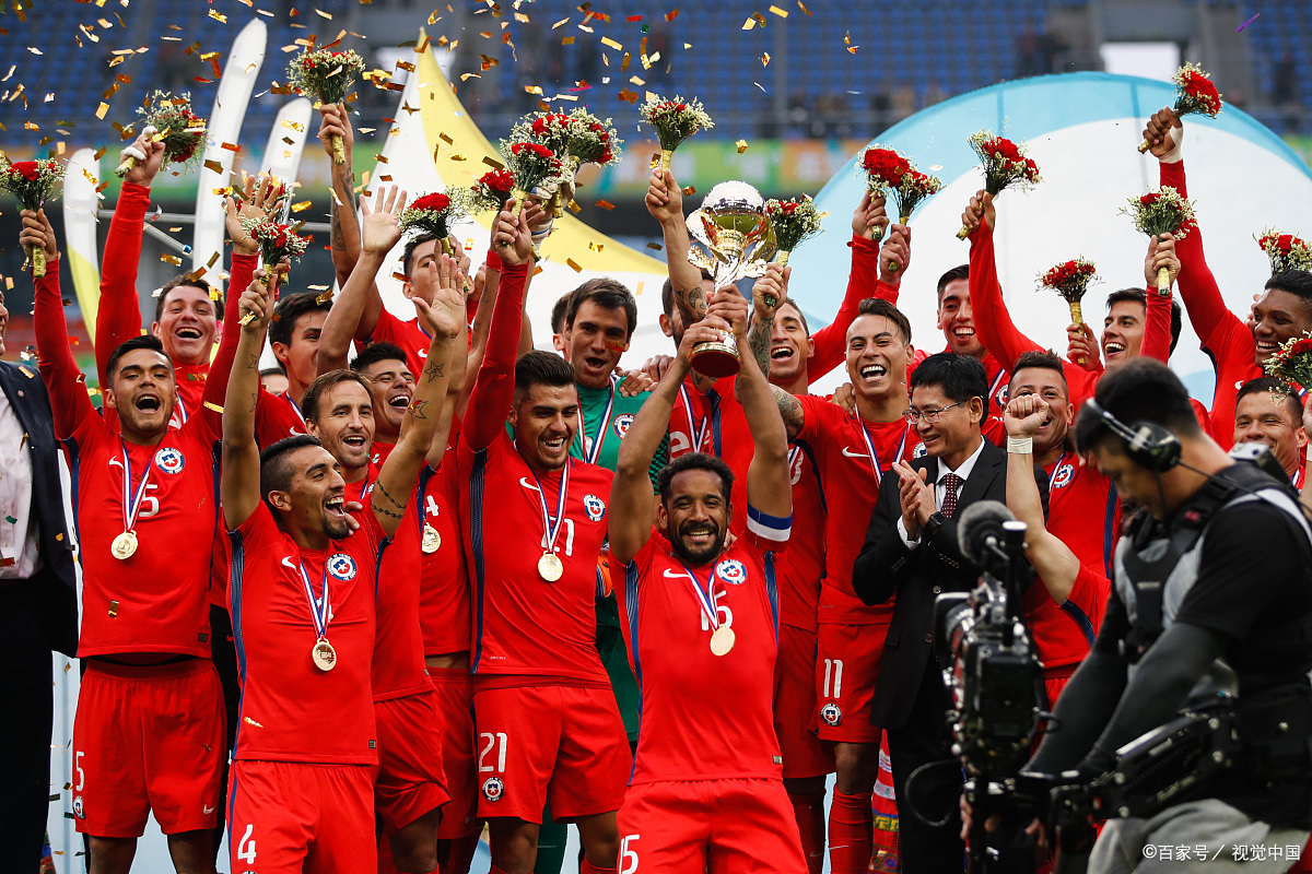 包含勒沃库森梅开二度，助球队取得胜利的词条