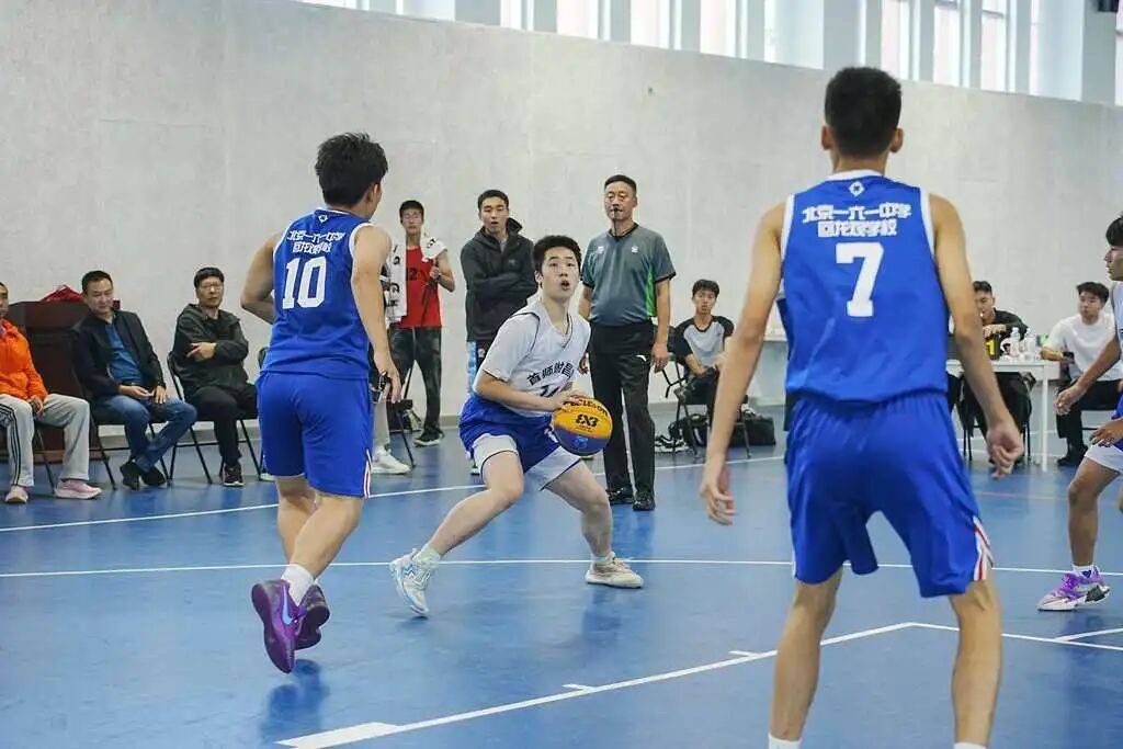 精英篮球赛中球员们的默契配合引人关注