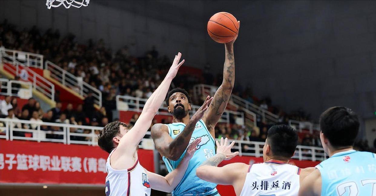 广东队后场组织稳定，轻松击败青岛队