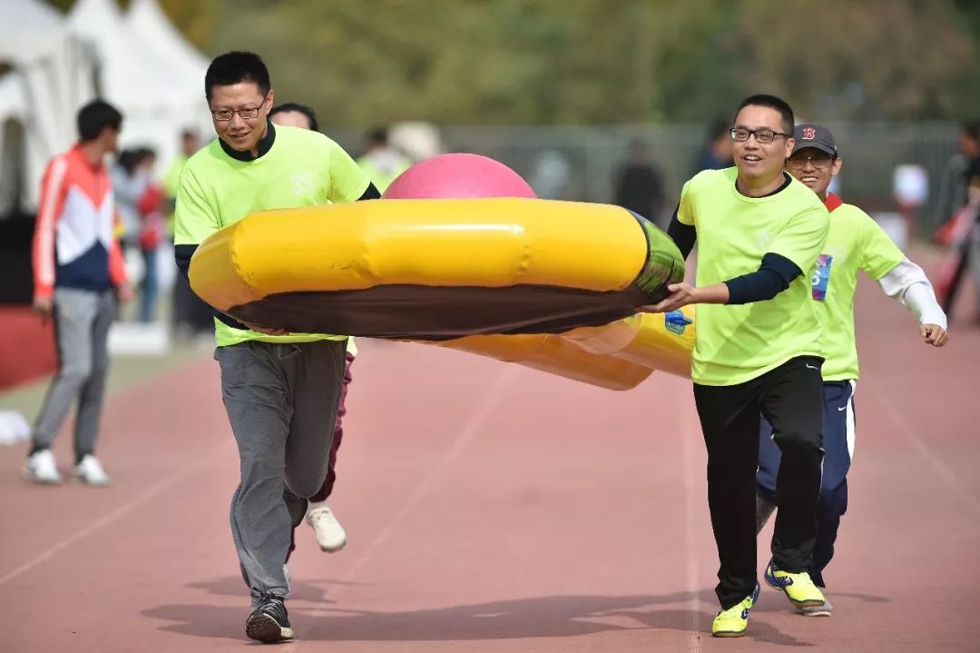 关于紧张对抗展现完美团队合作，球风积极向上的信息