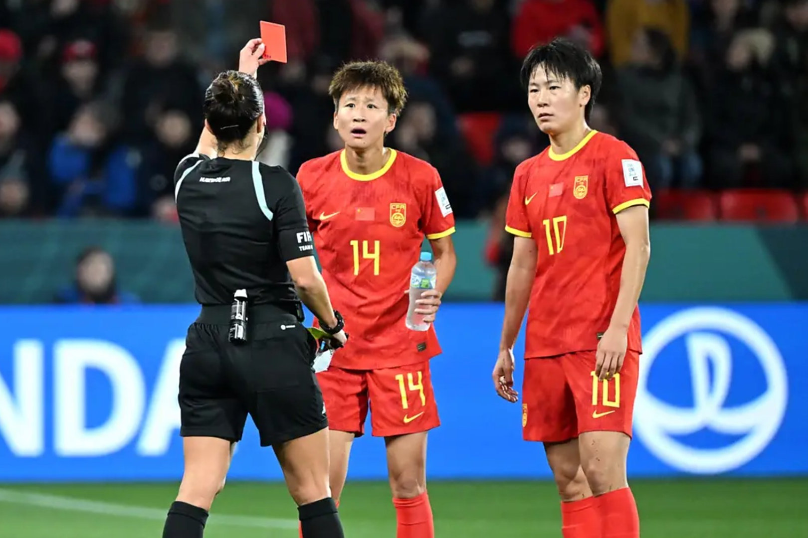 女子足球赛场上,中国队实力强劲 女子足球赛场上,中国队实力强劲