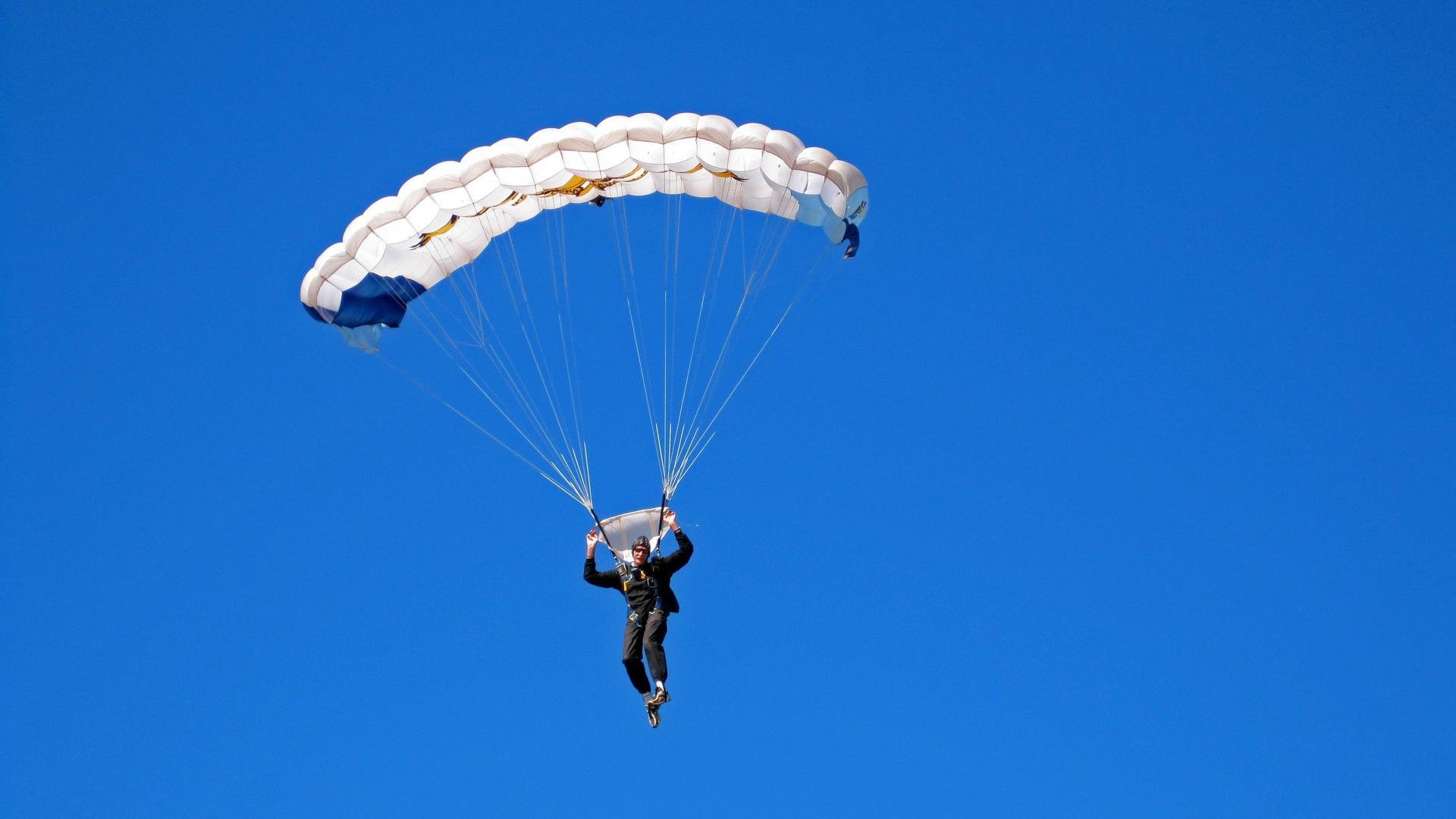 赛道与球场，西亚卡姆的F1式接管与马刺的压哨艺术